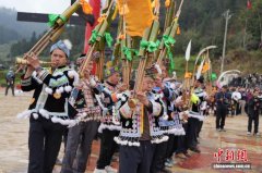 （新春走基层）广西大苗山百鸟衣节芦笙欢腾 姑娘盛装贺新年