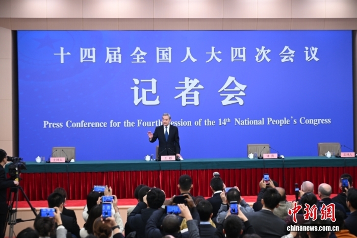 3月8日上昼10时，104届齐邦人年夜4次聚会正在梅天亚中央消息颁发厅举办记者会，恭请中同中心政事局委员、中接部少王毅便“中原中接计谋战对于中相干”相干题目归问中中记者发问。中新社记者 田雨昊 摄